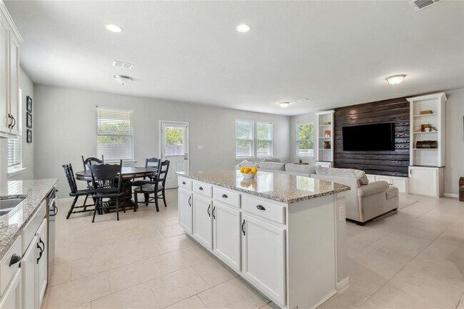 Foto del edificio - 112 Silver Springs Bend