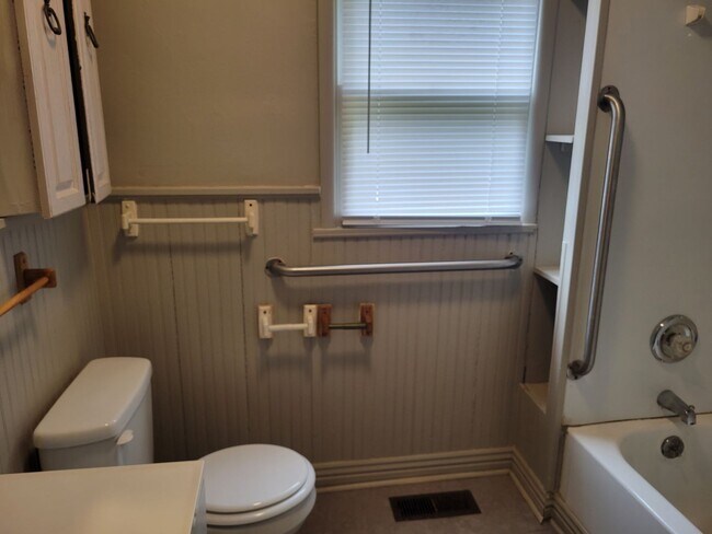 Foto del edificio - 2 Bedroom 1 Bath House $895!