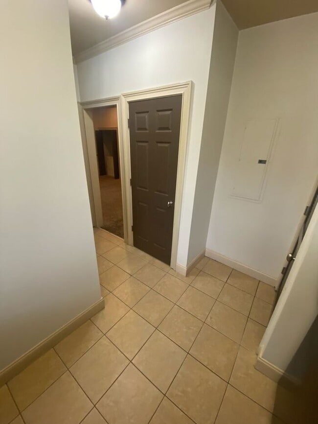 Building Photo - Excellent location, amazing upgrades and great price!