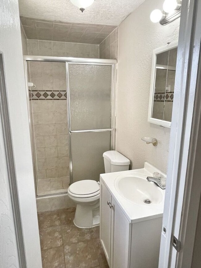 Foto del edificio - Now Available!!