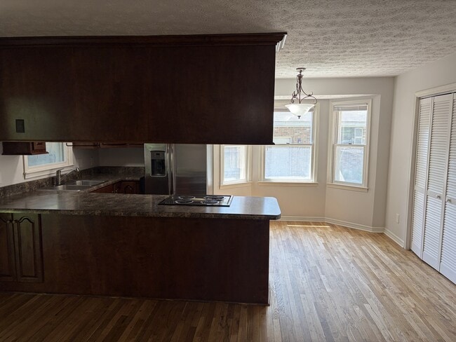 Building Photo - 409 Cloverleaf Dr