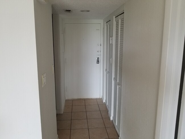 Building Photo - 14421 N Kendall Dr