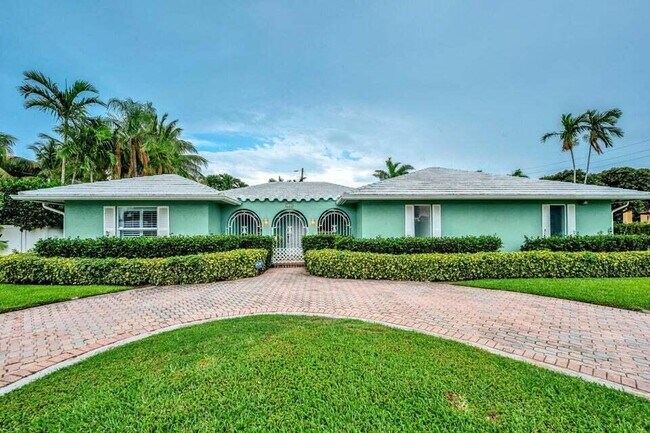 Building Photo - 700 Valencia Dr