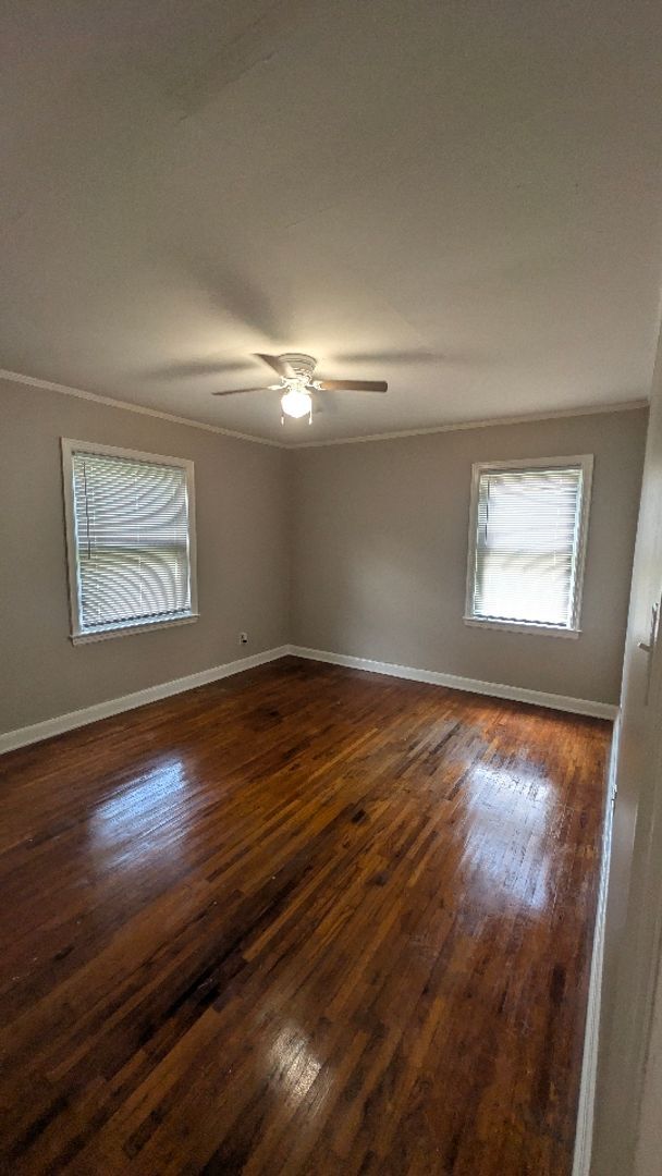 Foto del edificio - Cozy 2-Bedroom Home with Hardwood Floors & Spacious Yard