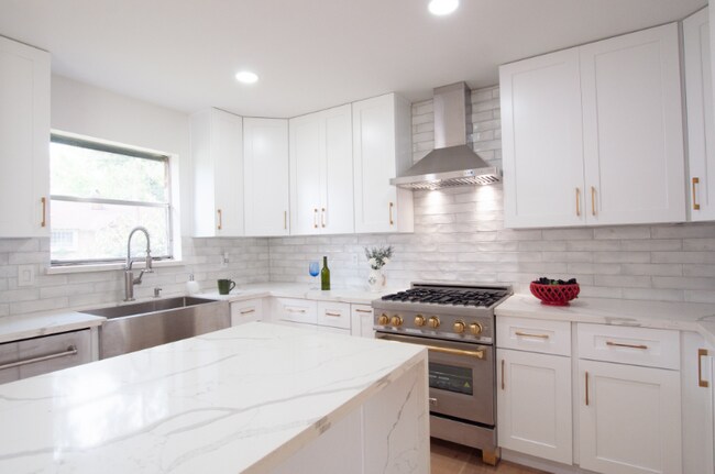 Building Photo - 2427 Moss Hill Dr