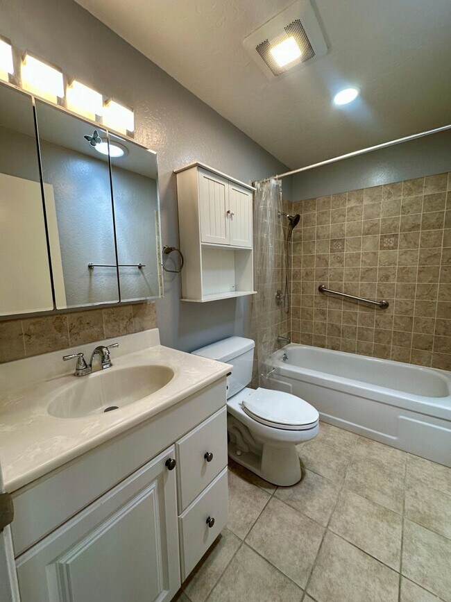 Foto del edificio - Gorgeous 4 BEDROOM 2 BATH !