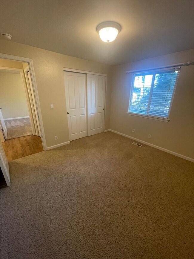 Foto del edificio - Convieniently located charming three bedroom duplex with modern updates!