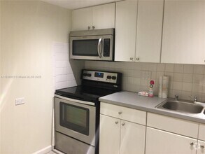 Building Photo - 3760 Inverrary Dr