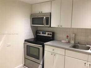 Building Photo - 3760 Inverrary Dr
