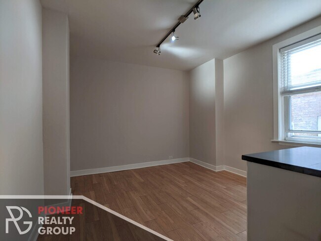 Foto del edificio - 511 W Belmont Ave