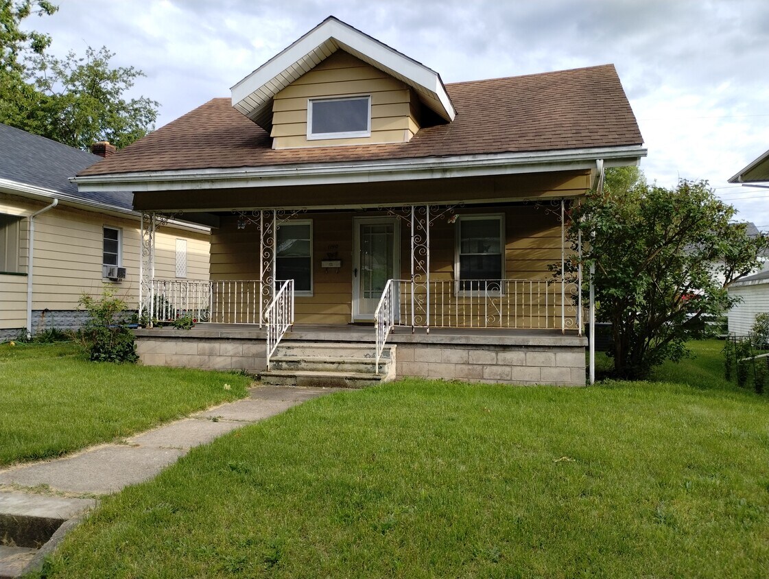 Front/Street View - 1140 E Dayton