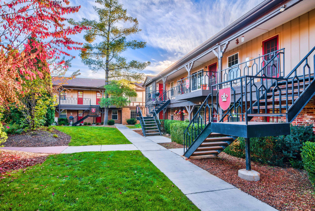 Foto principal - 300 S Straughan Ave