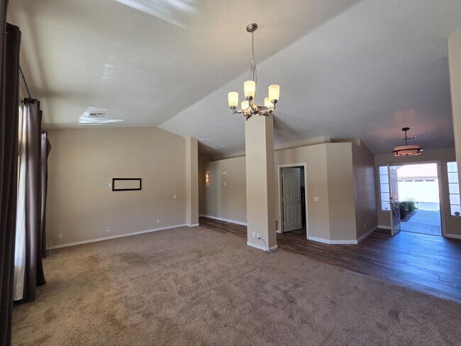 Foto del edificio - Single-Story 3 Bed / 2.5 Bath Home w/ Private Pool, Spa