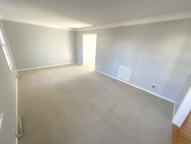 Building Photo - 309 Rosebud Ct