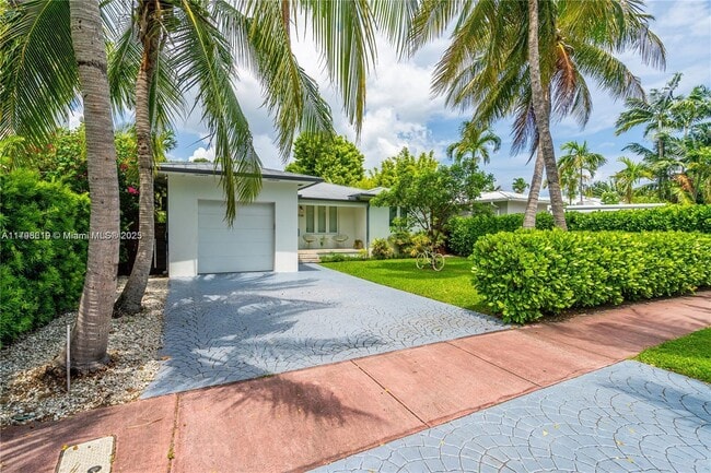 Building Photo - 1749 Bay Dr