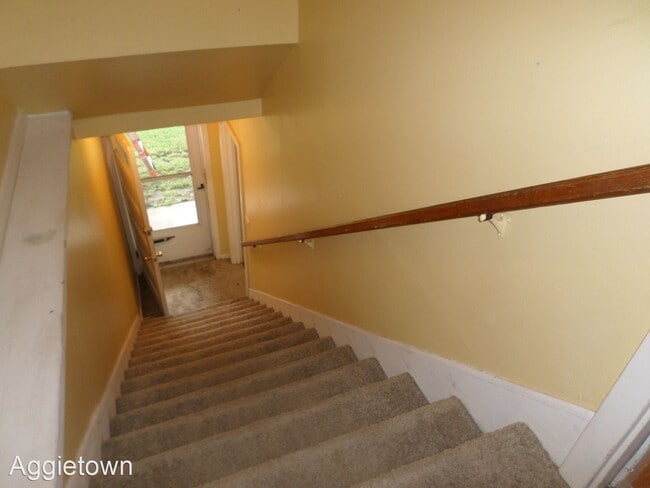Building Photo - 2 br, 1 bath House - 2404 Stagg Hill Road