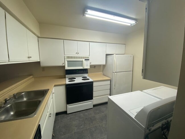 Building Photo - 302 Whispering Pines Way