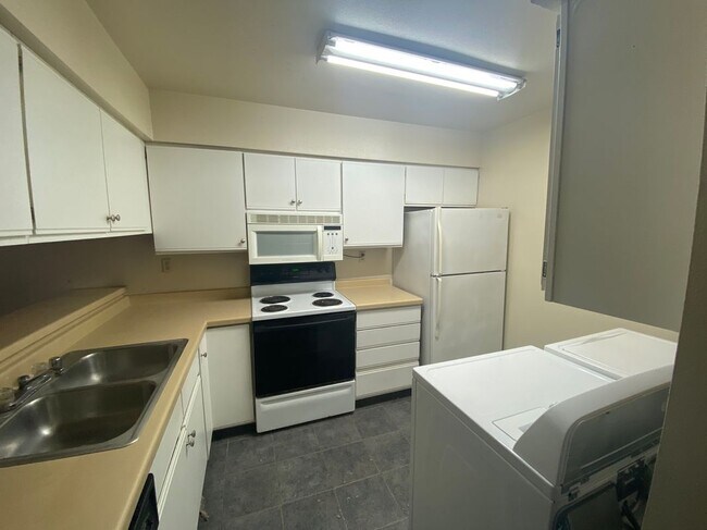 Foto del edificio - 302 Whispering Pines Way