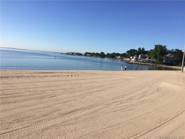 Foto del edificio - 90 Iroquois Rd