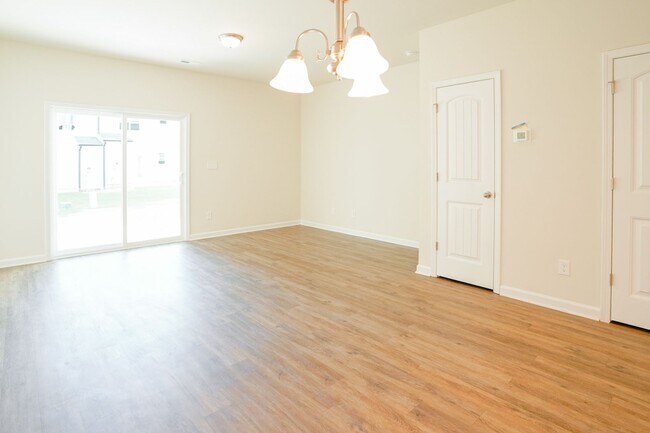Foto del edificio - 2 Bedroom Townhome-Close to Downtown Clayton!
