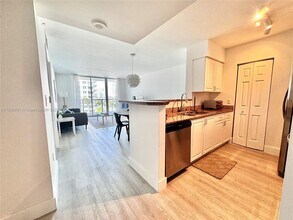 Building Photo - 1155 Brickell Bay Dr