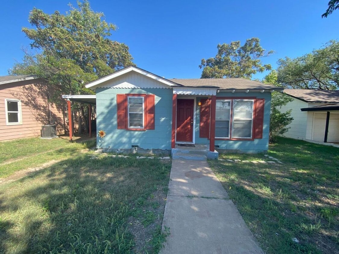 Primary Photo - Come see this 2 bed, 1 bathroom spacious h...