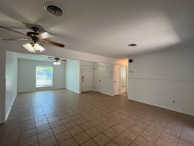 Foto del edificio - Brick Home with Quick Commute to SPID