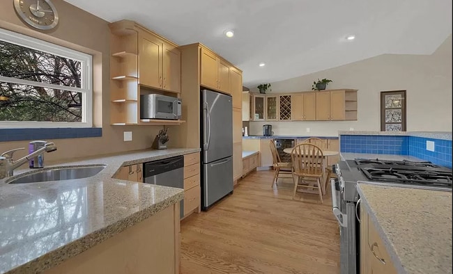 Countertops and storage galore - 323 Sutherland Plz