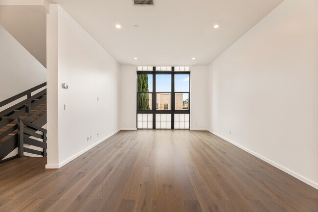 Foto del edificio - 1825 1/2 Alsace Ave