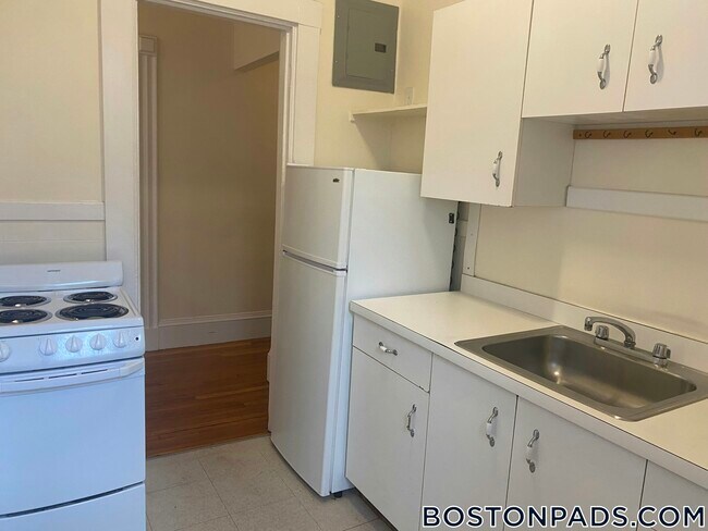 Building Photo - 504 Beacon St
