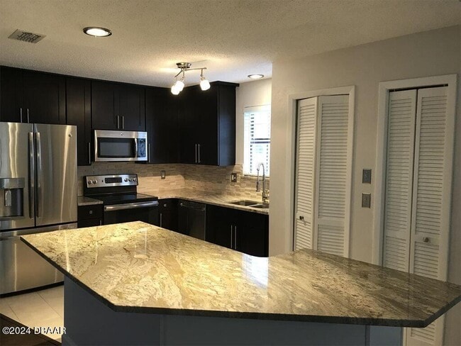 Building Photo - 6208 Sequoia Dr