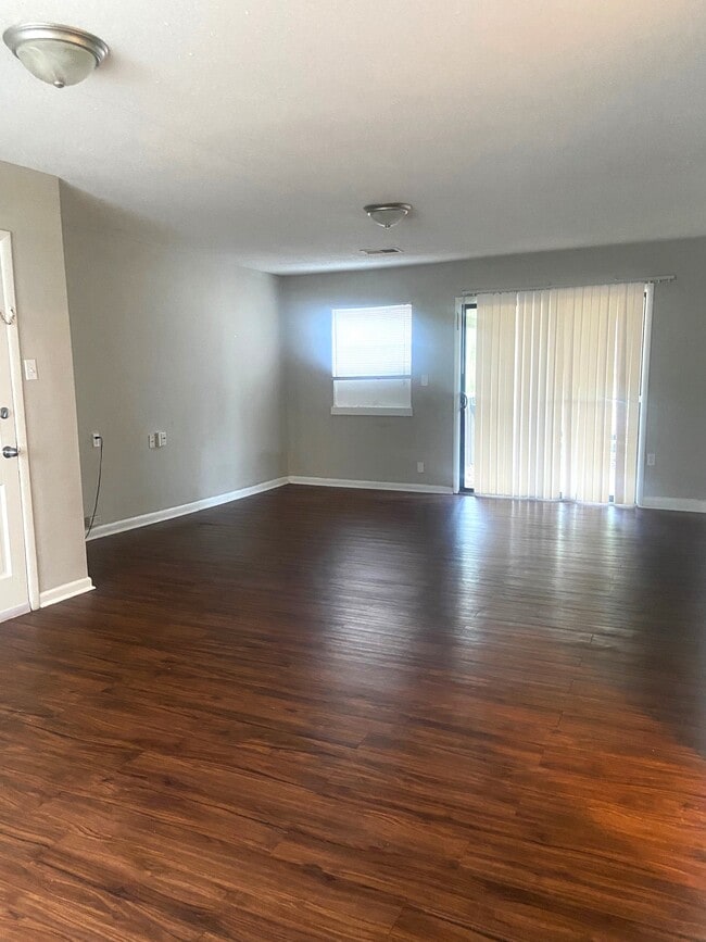 Foto del edificio - 921 Garywood Pl