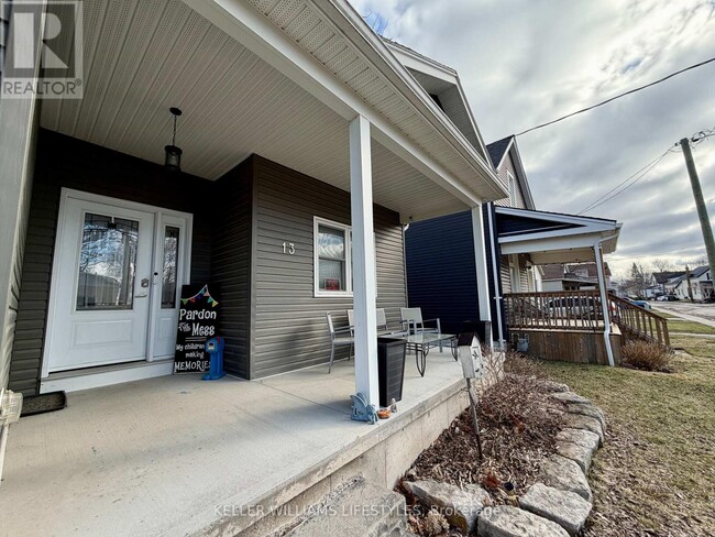 Building Photo - 13 Meda St