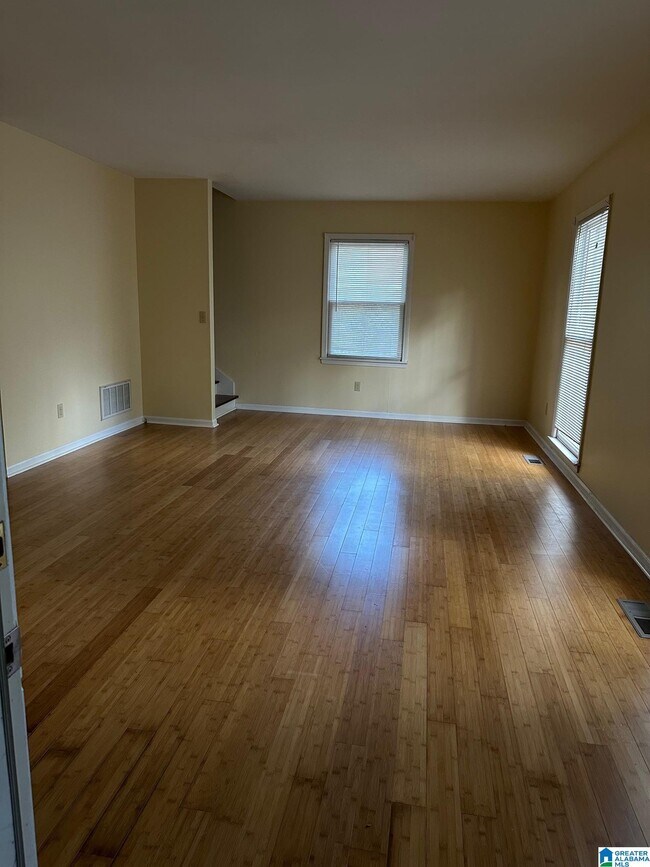 Foto del edificio - 3208 Westbrook Dr