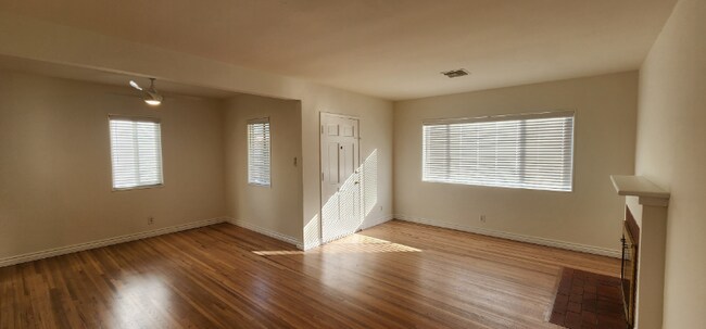 Building Photo - 4923 W 121st St