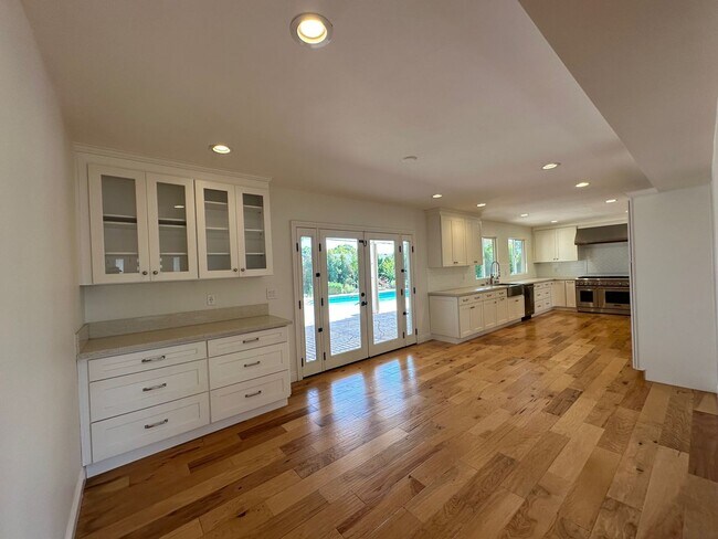 Building Photo - Thousand Oaks 5+2 single story pool and sp...