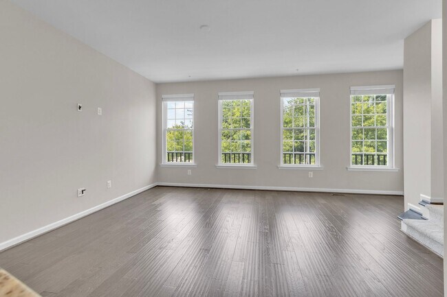 Foto del edificio - Luxurious 4 Bed 4.5 Bath Brick Townhome In...