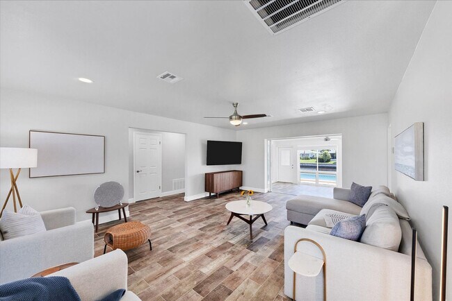 Building Photo - 510 Matares Dr
