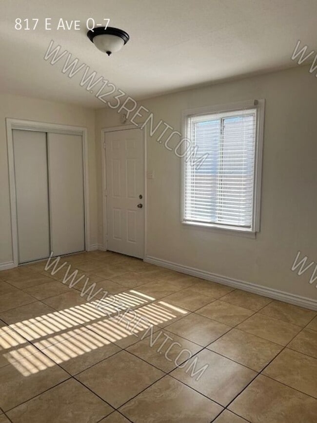Building Photo - 817 E Ave Q-7