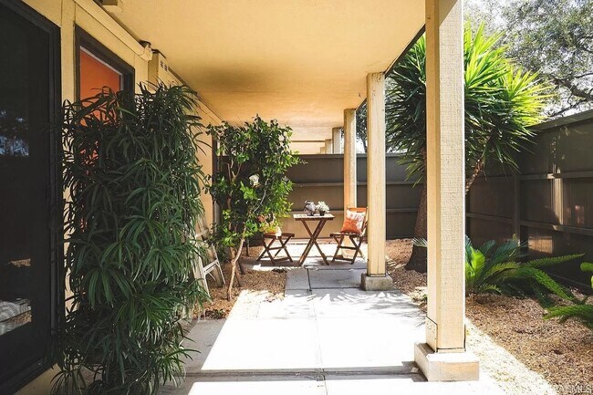 Foto del edificio - 6103 Admiralty Ln