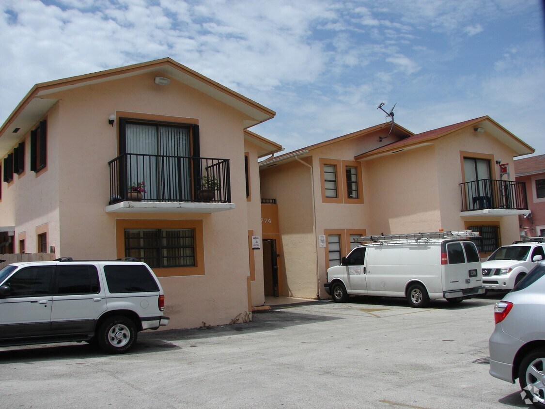Foto del edificio - 5760-5764 W 25th Ct