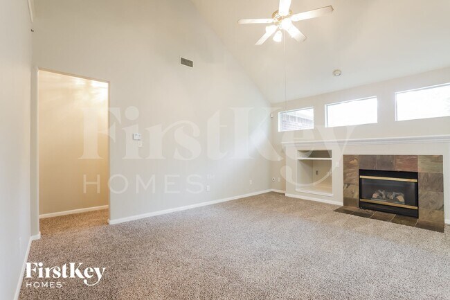 Foto del edificio - 12210 Lakewood Valley Ct