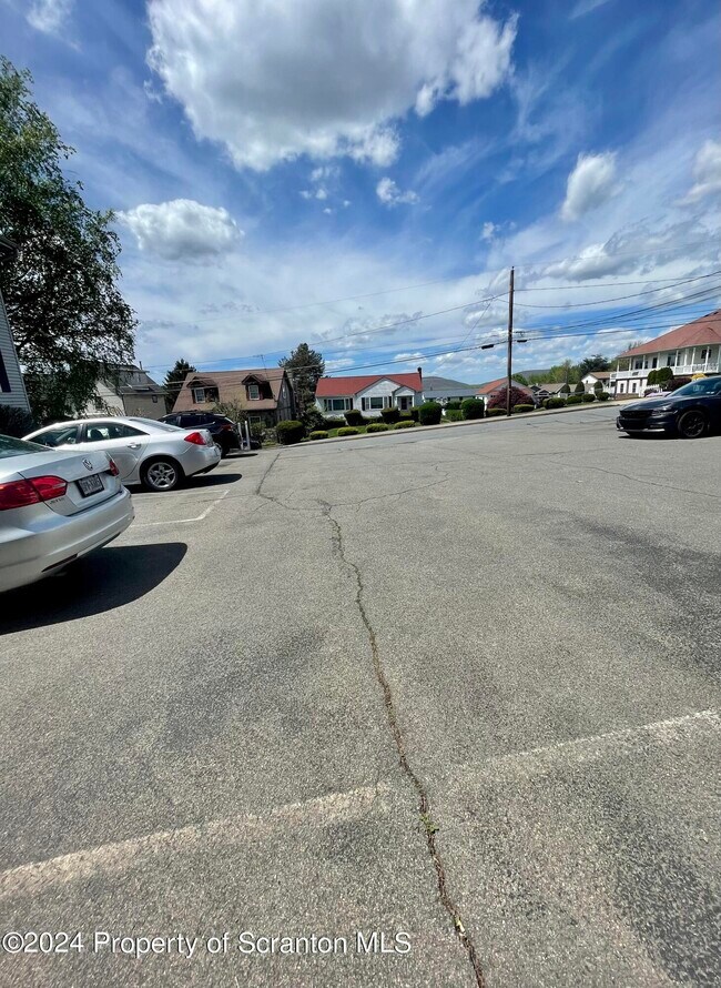 427 Smith St, Dunmore, PA 18512 Room for Rent in Dunmore, PA