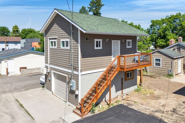 Foto del edificio - Modern One-Bedroom Above-Garage Apartment in Central Missoula