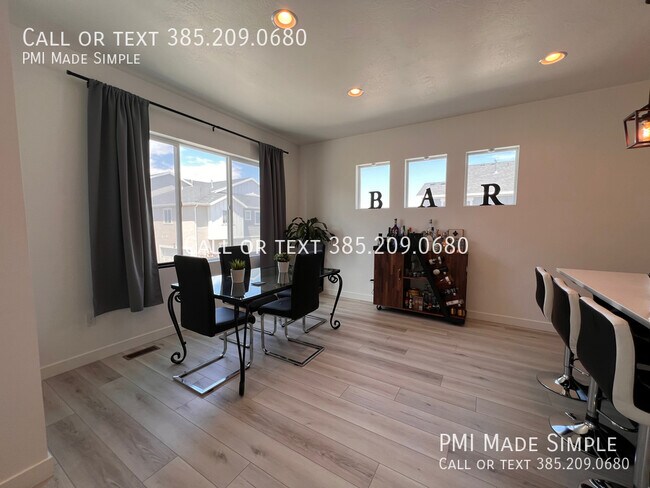 Building Photo - $250 Move-in Special! Modern and Comfortab...