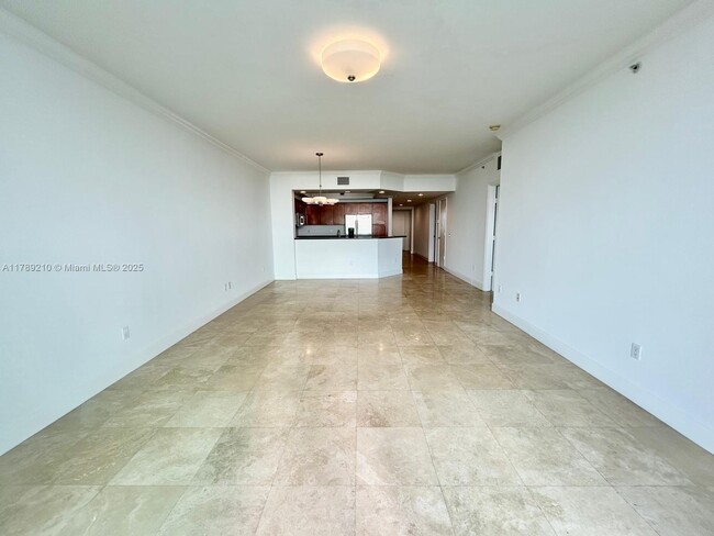 Foto del edificio - 15051 Royal Oaks Ln