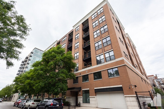 Building Photo - 950 W Leland Ave