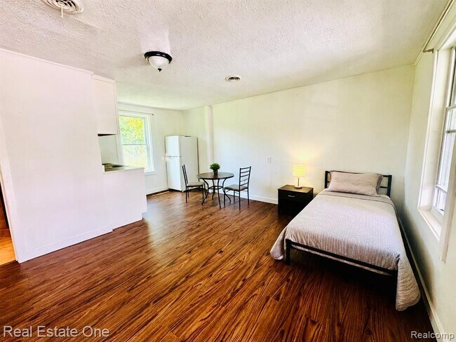 Foto del edificio - 507 Lakeville Rd