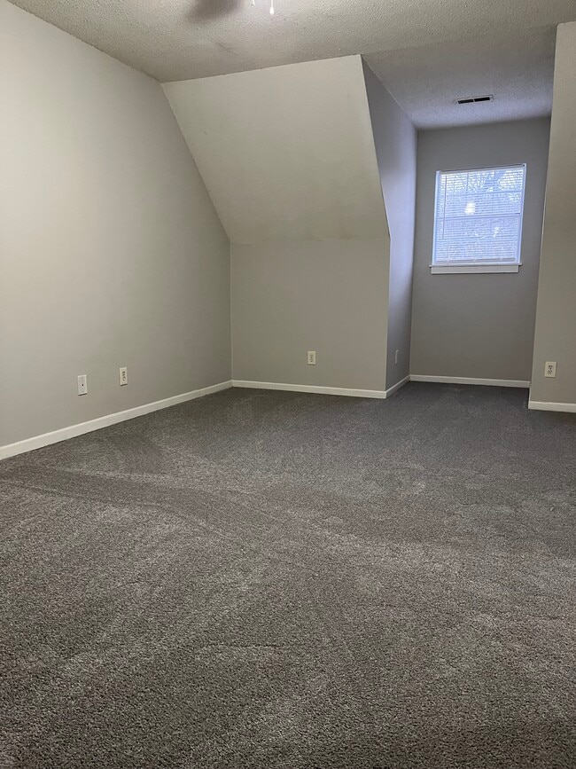 Building Photo - 800 Mountain View Ct