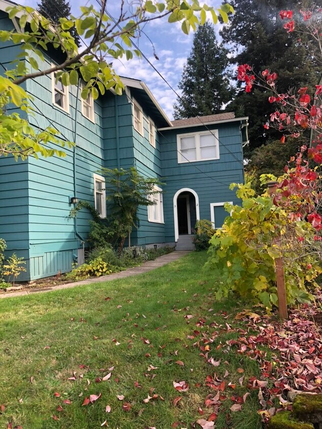 Entrada principal para los apartamentos n.° 2 y n.° 3 - 412 John Adams St